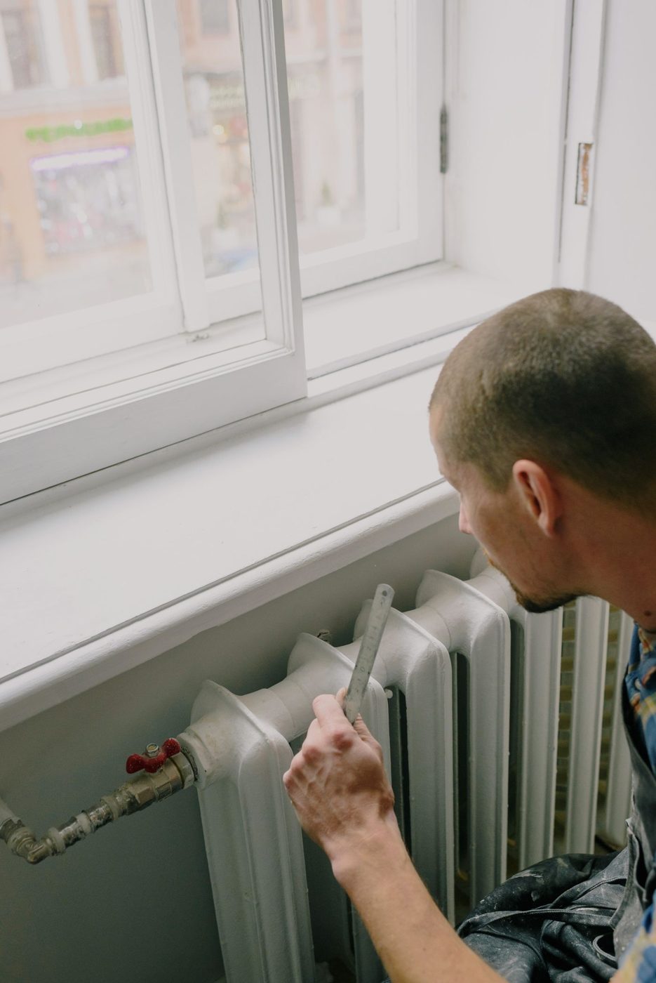 Professionnel intervenant sur un radiateur