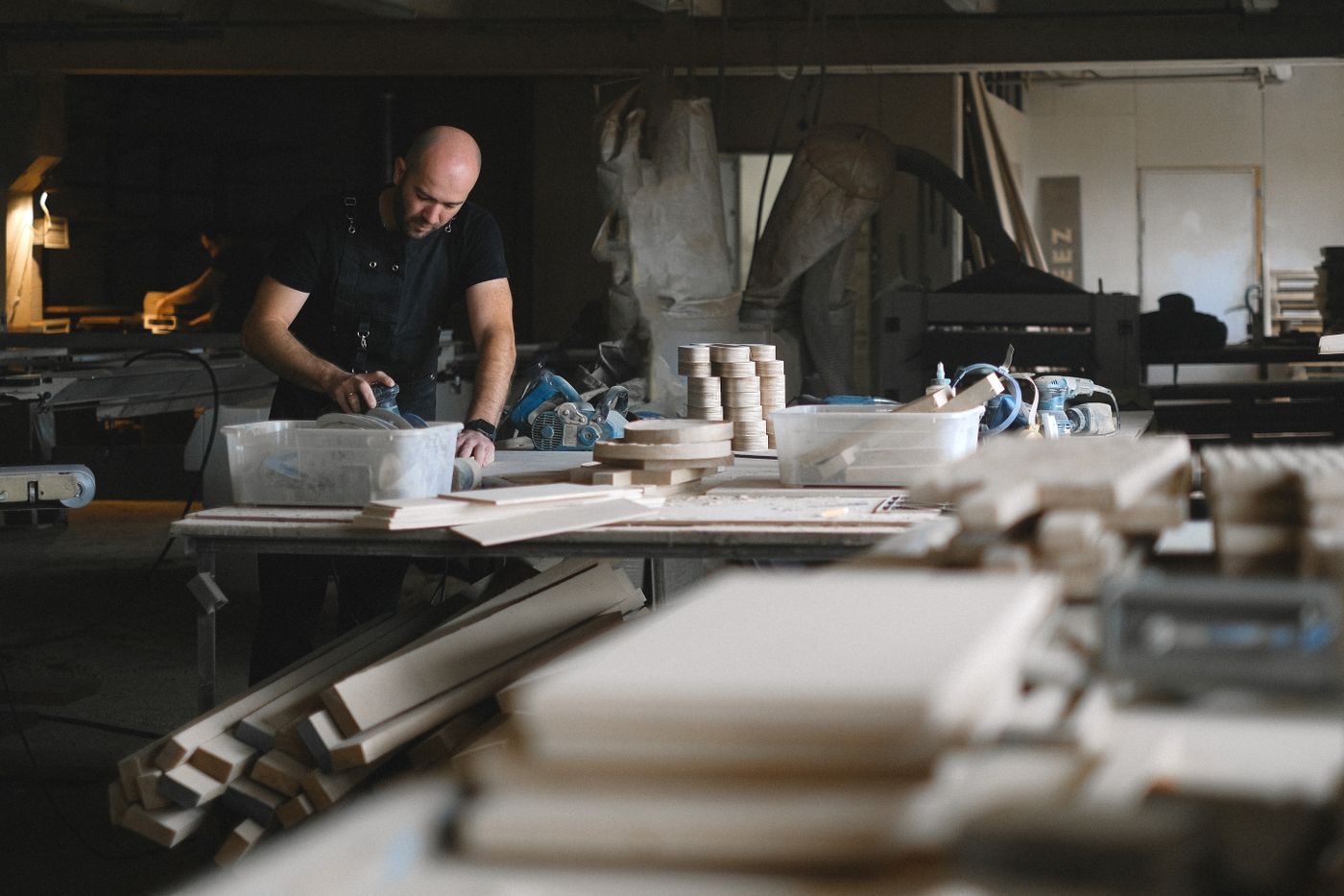 Artisan au travail dans un atelier de menuiserie