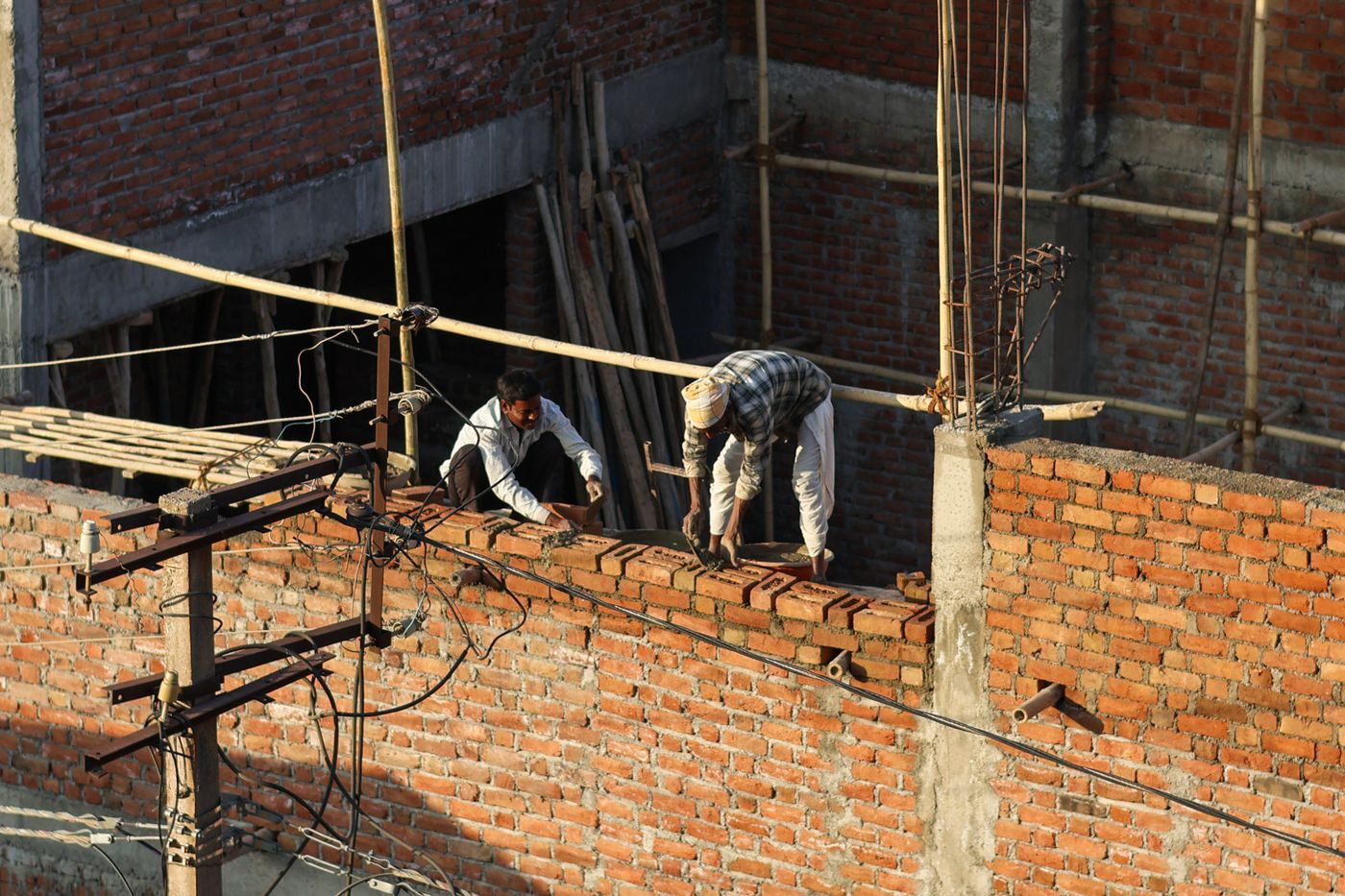 Maçon au travail sur un chantier