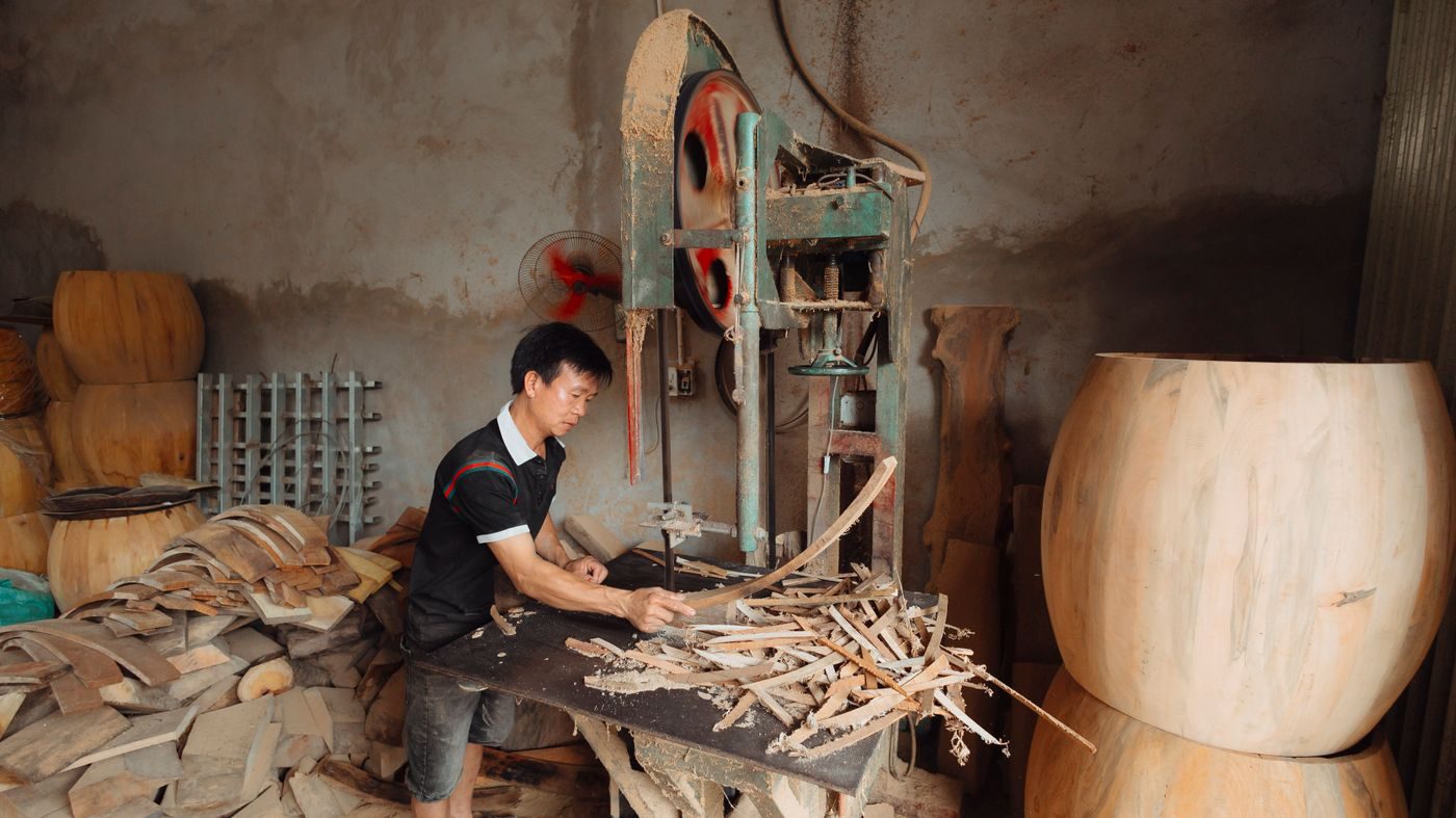Travail du bois dans un atelier de menuiserie